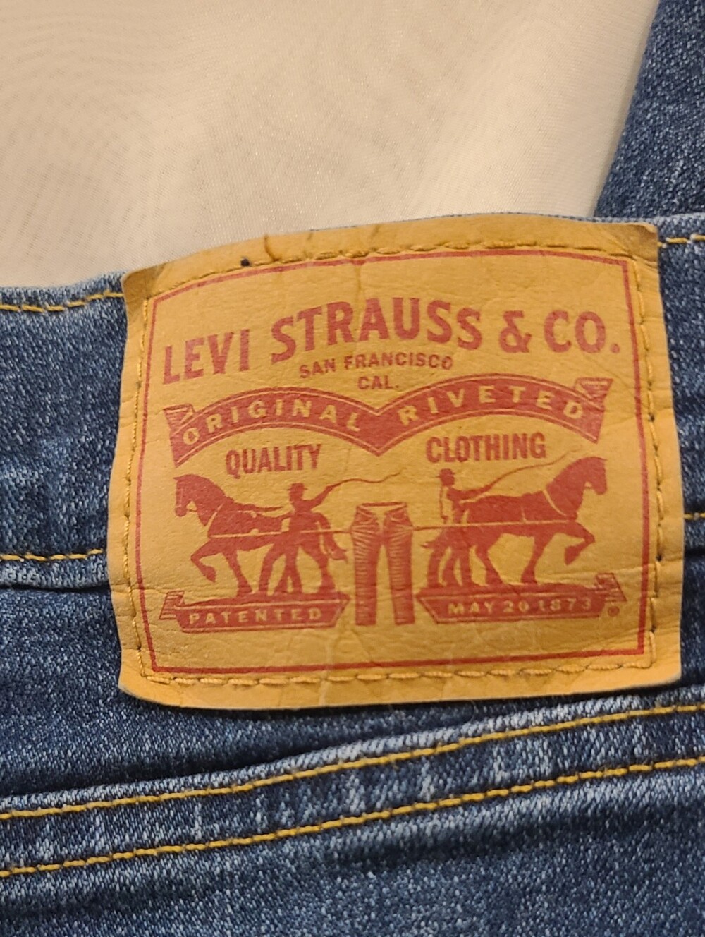 Levi's Women's "Boyfriend" Cropped Jeans Classic Mid Blue , Size 29 - Picture 5 of 11